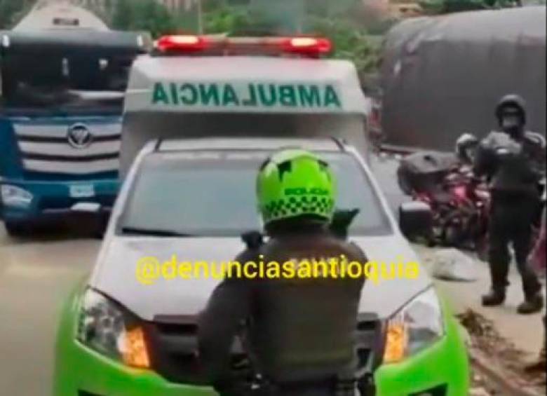 Un policía rogó por atención médica para el ciudadano a los tripulantes de la ambulancia. FOTO: CORTESÍA DENUNCIAS ANTIOQUIA