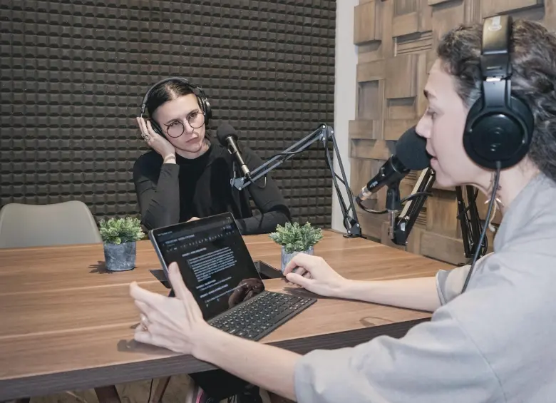 Adriana Correa Velásquez, directora ejecutiva de la Fundación Alejandro Ángel Escobar, durante la grabación de Fiebres Lúcidas. FOTO cortesía