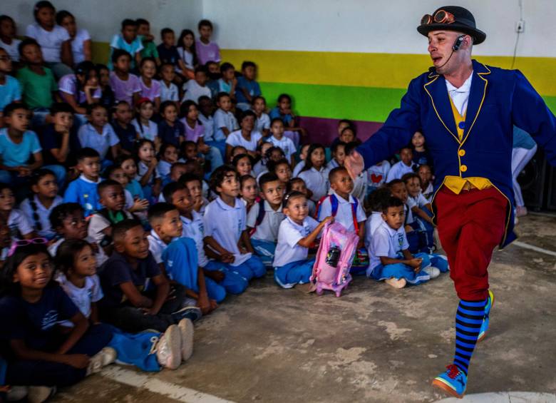 El mago Jeff compartió su arte con los niños de la Nueva Jerusalén. Foto: Julio Herrera