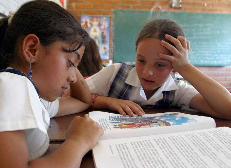 Imagen de referencia de alumnas de primaria leyendo en el salón de clases. FOTO: EL COLOMBIANO