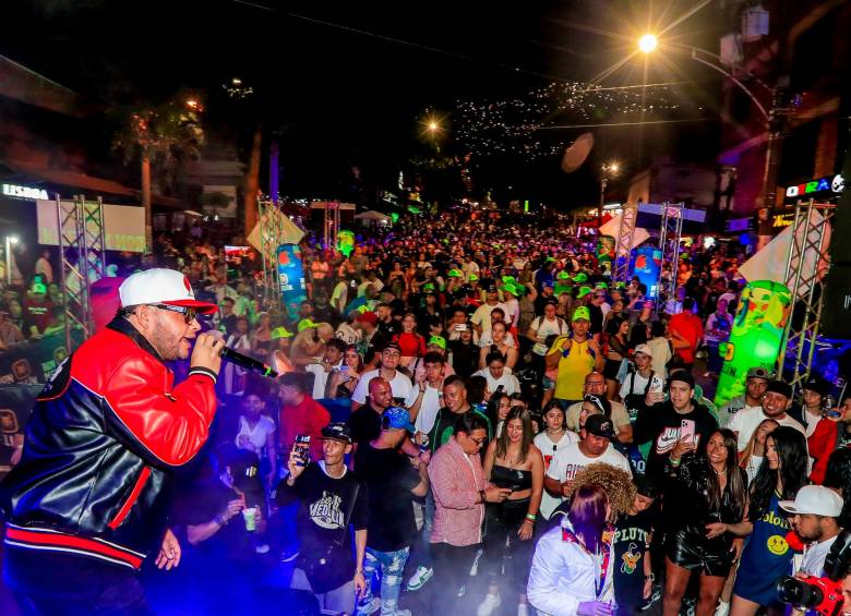 La fiesta que se vivió en Aranjuez, en la pasada toma de barrio de Ron Medellín. Foto: Jaime Pérez