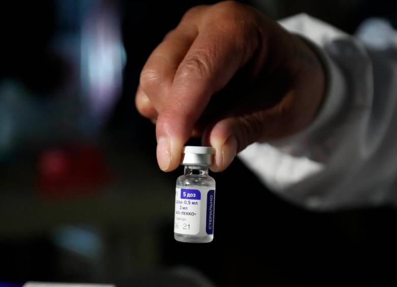 La vacuna Sputnik V (en la imagen) ya se está aplicando en Bolivia, donde el gobierno de ese país prevé inmunizar a unos 7,2 millones de bolivianos. FOTO EFE