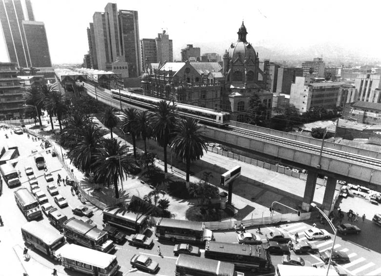 El 30 de noviembre de 1995, a las 11:00 a.m., se inició la operación comercial del Metro de Medellín en un primer tramo, entre las estaciones Niquía y Poblado en la Línea A. Foto: Humberto Arango “Jaimar”.