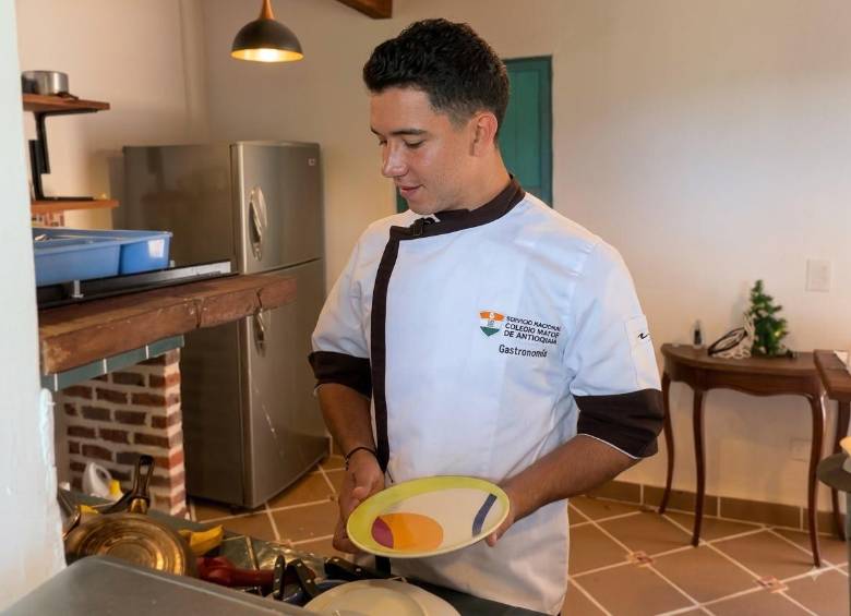 Gustavo Ruiz García, de San Sebastián de Palmitas, pudo estudiar gastronomía en el Colegio Mayor de Antioquia gracias a las becas de Matrícula Cero de la Alcaldía de Medellín. FOTO: CORTESÍA