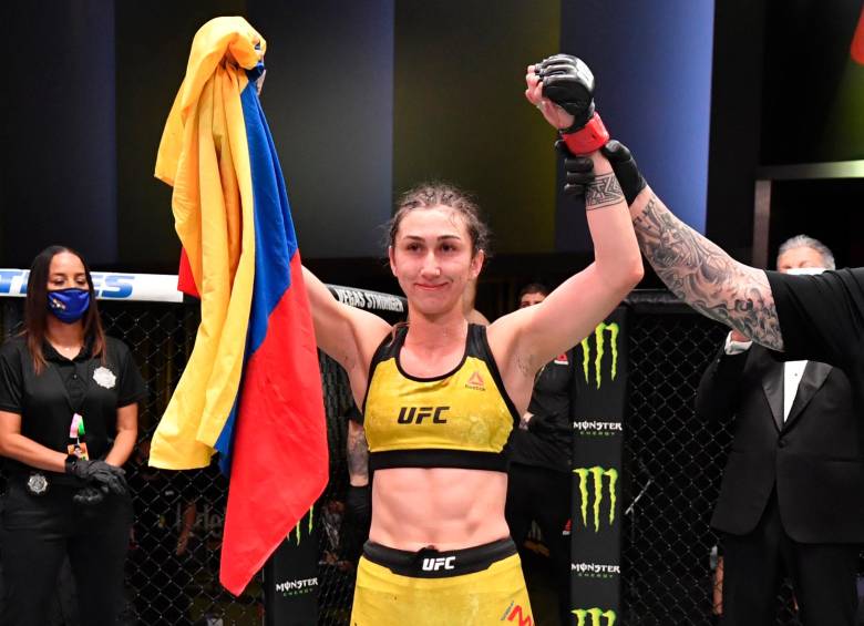 La colombiana Sabina Mazo, que aparece festejando con la bandera de Colombia durante uno de sus combates en la UFC, tiene 27 años de edad y, si se recupera de la espalda, mucha carrera por delante. FOTO getty