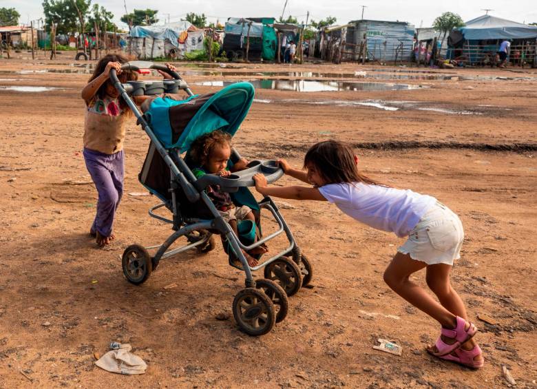 En promedio, cada familia tiene entre 3 y 4 niños. Ellos conforman gran parte de la población en La Pista. FOTO: Camilo Suárez.