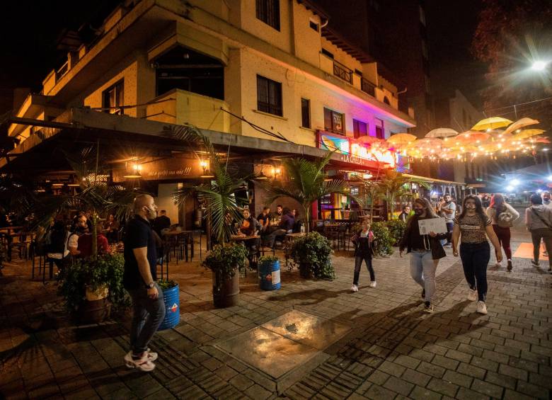 En la 70, desde la estación del metro estadio y la UPB, hay 200 locales comerciales que dan trabajo directo a unas 1.500 personas. No solo hay rumba, también hay hoteles y buena gastronomía. FOTO CAMILO SUÁREZ