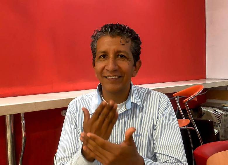 John Gutiérrez Vásquez lleva 30 años como el único intérprete jurídico de lengua de señas de la rama judicial del país. Ha recibido medallas, distinciones y reconocimientos en todo el país. FOTO CORTESÍA