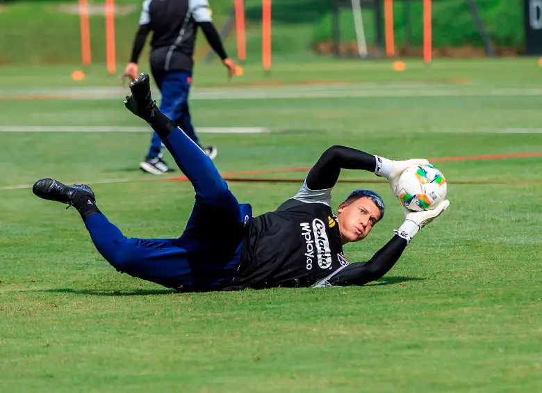 La afición del DIM anhelaba que los dirigentes invirtieran en un arquero internacional y el rendimiento de Washington Aguerre colma las expectativas. Con Eder Chaux hay buen complemento. FOTO: Camilo Suárez