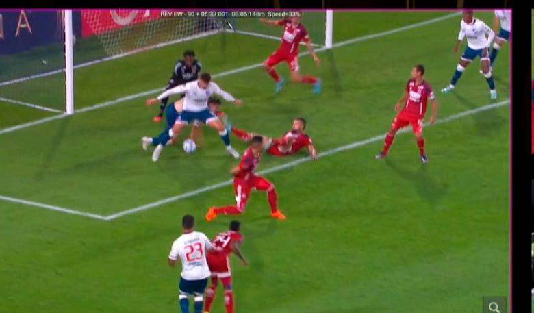 Esta fue la acción polémica previo al gol de Nacional de Uruguay. FOTO CAPTURA DE PANTALLA VIDEO CONMEBOL