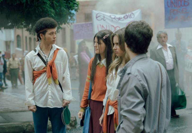 Mateo García, a la izquierda, en el papel de Arbeláez. En el centro Eva, el papel de la joven actriz Francisca Estévez. FOTO Cortesía Netflix