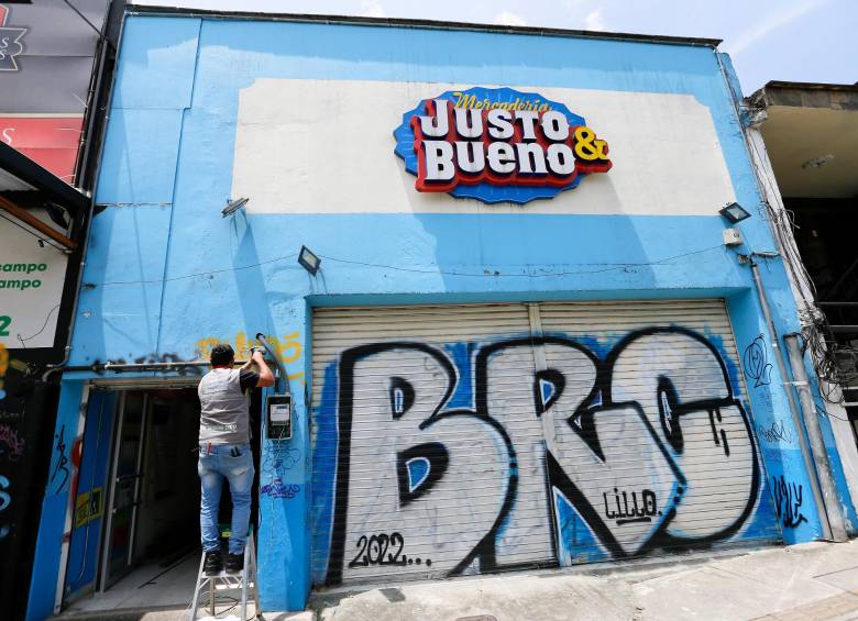 En varios locales están todavía las estanterías. Otras cadenas de supermercados están interesadas en ocupar los espacios que dejaron los Justo & Bueno. FOTO esneyder gutiérrez