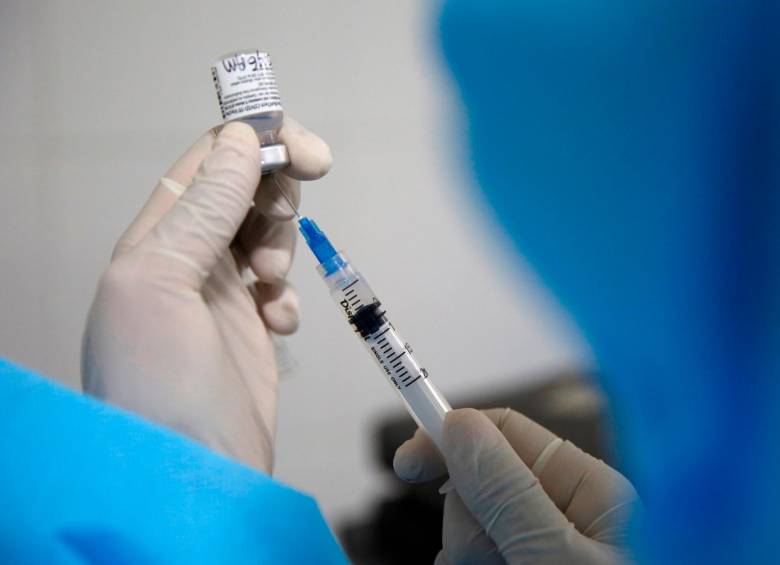 La farmacéutica Pfizer pidió permiso que sus vacunas contra la covid-19 sean almacenadas a temperaturas más altas. FOTO EFE
