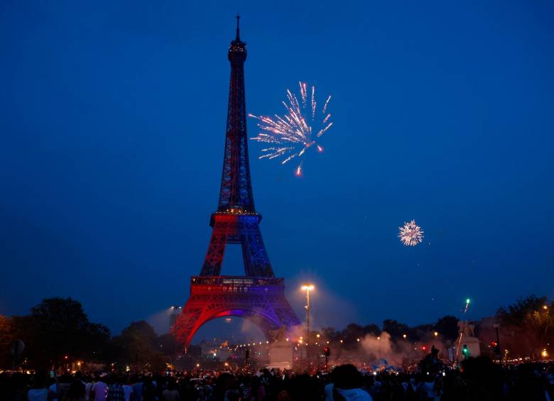 La Torre Eiffel se iluminó con los colores azul y rojo del bicampeón de Europa. FOTO Getty