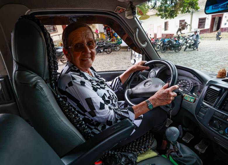 Doña Blanca Adiela en una de las vans de Cootrayal, la última empresa para la que trabajó haciendo viajes por el Norte antioqueño. Foto: Manuel Saldarriaga Quintero.