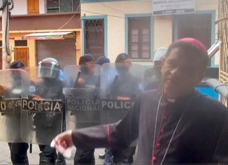 Este es el momento exacto de la detención del obispo de Matagalpa, Rolando Álvarez, un nuevo capítulo de los ataques del régimen de Daniel Ortega contra la iglesia católica de Nicaragua. FOTO AFP