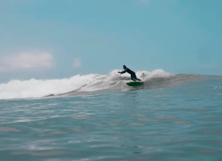 Camilo Ortiz, uno de los exponentes del surf en Antioquia. Foto Cortesía