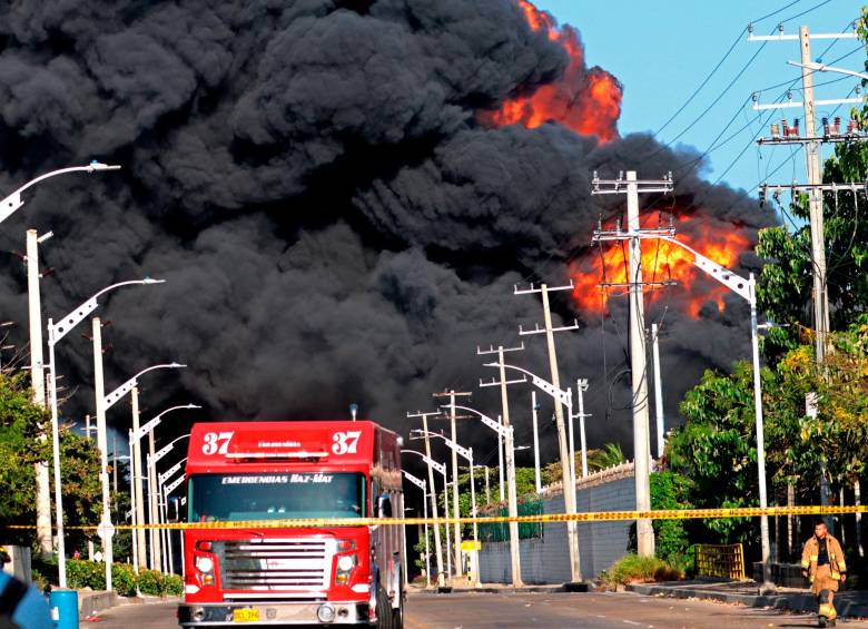 Dos días completa el incendio en la empresa Bravo Petroleum en Barranquilla. FOTO: EFE