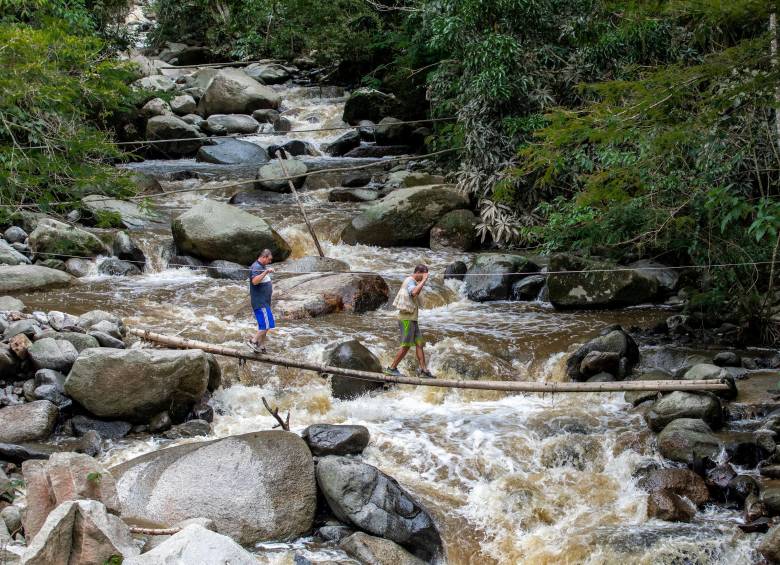 Marcela Tilano y Marleny Ramírez, dos habitantes de la vereda que cada día arriesgan sus vidas al cruzar el puente. FOTO camilo suárez