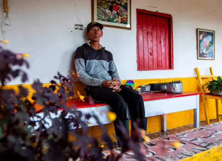 Rubiel Darío Arango vive desde hace 46 años en Palocabildo. Trabaja en la finca de su padre. FOTO JULIO CÉSAR HERRERA