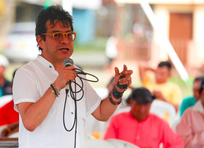 El comisionado de Paz, Danilo Rueda, llegó este jueves a Venezuela para reanudar los diálogos con el ELN. Antes de partir exigió frenar la violencia para facilitar los diálogos. FOTO Efe