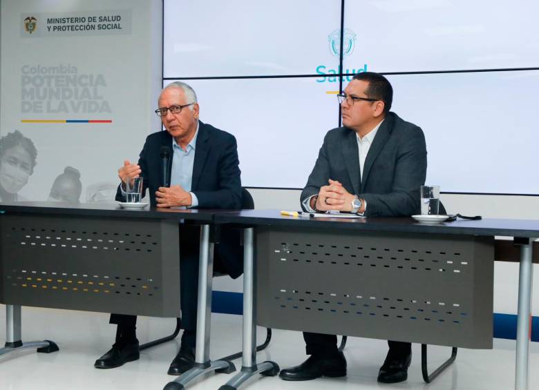 El ministro de Salud, Guillermo Jaramillo, y el superintendente de Salud, Giovanny Rubiano, en rueda de prensa. FOTO CORTESÍA