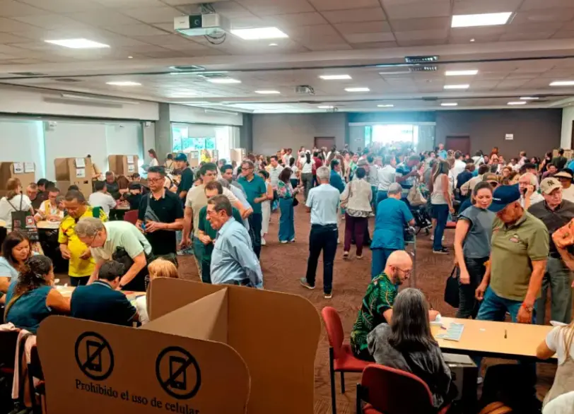 En las pasadas votaciones de primer vuelta, el puesto de votación del centro comercial San Diego fue trasladado al piso 11, dificultado el ingreso y generando largas filas para entrar. Foto: Cristian Álvarez.