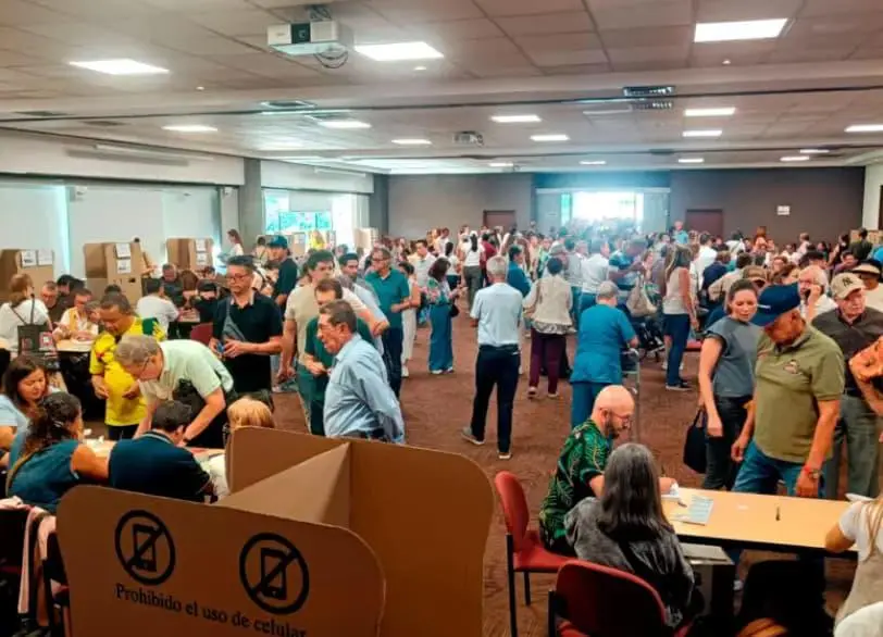 En las pasadas votaciones de primer vuelta, el puesto de votación del centro comercial San Diego fue trasladado al piso 11, dificultado el ingreso y generando largas filas para entrar. Foto: Cristian Álvarez.