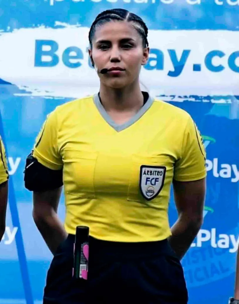 Mariana Quintero Serna, la jueza antioqueña que ha pitado tres finales de la Liga Femenina, y ajusta diez años como árbitra en Colombia. FOTO CORTESÍA