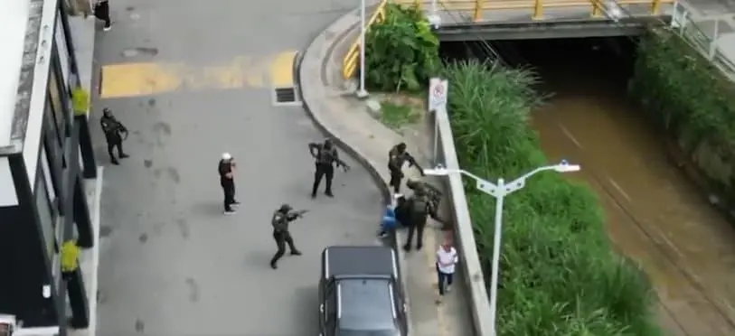 El individuo fue capturado en zona rural de Donmatías en un operativo conjunto entre la Policía Nacional y la Interpol. FOTO: captura de video 