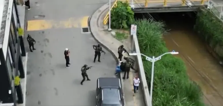 El individuo fue capturado en zona rural de Donmatías en un operativo conjunto entre la Policía Nacional y la Interpol. FOTO: captura de video 