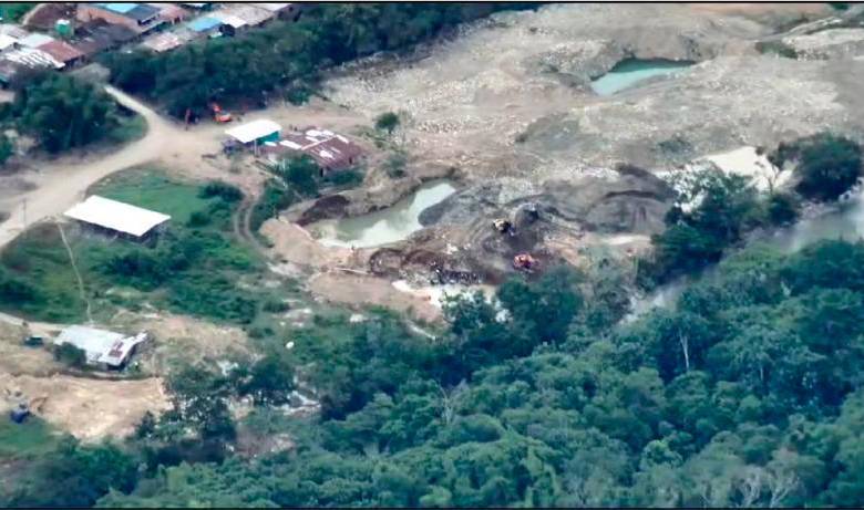 Imágenes áreas obtenidas con drones muestran el deterioro de las riberas del río Micay, debido a la minería ilegal. FOTO: CORTESÍA EJÉRCITO.