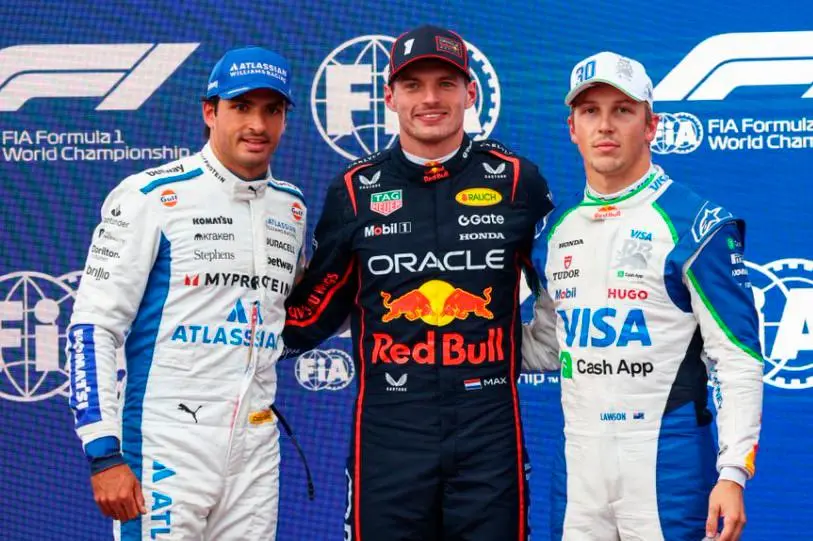 Los pilotos Carlos Sainz, Max Verstappen y Liam Lawson, quienes ocuparon los tres primeros lugares de la grilla de partida, para el Gran Premio de Azerbaiyán, en Bakú, este domingo. <b> </b>FOTO TOMADA X @F1