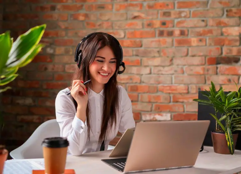 Empresas de moda y tecnología buscan reforzar sus equipos en Colombia para responder al aumento de la demanda durante la temporada alta. FOTO: GETTY