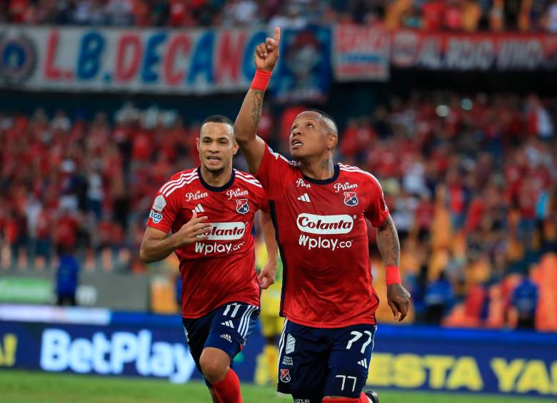 La celebración de Jhon Vásquez tras el tanto de penalti que le dio la victoria al DIM sobre Bucaramanga. FOTO JUAN ANTONIO SÁNCHEZ