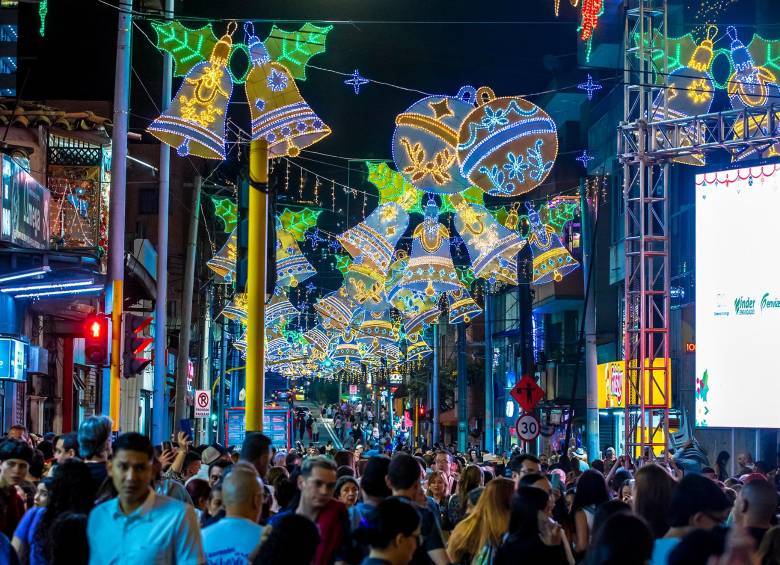 La magnitud de la decoración es impresionante: la instalación se extiende a lo largo de $10 kilómetros de las principales vías del municipio, transformando el paisaje urbano en un verdadero corredor de fantasía lumínica. Foto: Juan Antonio Sánchez