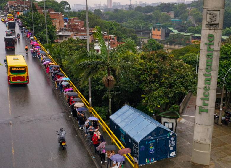 Las filas para tomar los buses son largas y algunos desisten. FOTO: MANUEL SALDARRIAGA