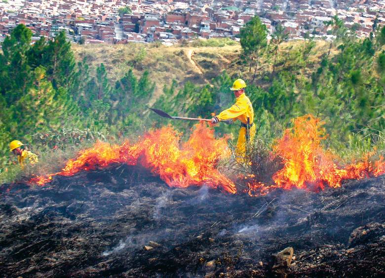 En Antioquia urge dotar mejor a los cuerpos de bomberos y abandonar prácticas que propician la aparición de incendios. FOTO Juan Antonio Sánchez