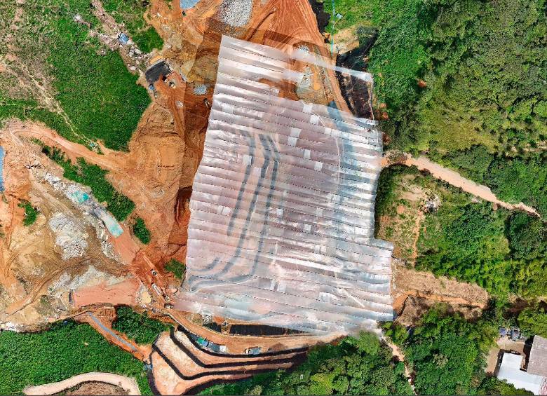 Este es el invernadero gigantesco que tiene como objetivo impedir que las lluvias dilaten la construcción del nuevo vaso. FOTO: CORTESÍA