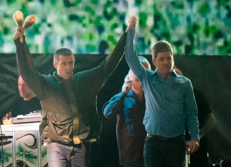 Liam y Noel Gallagher en su concierto en Gales. FOTO Getty