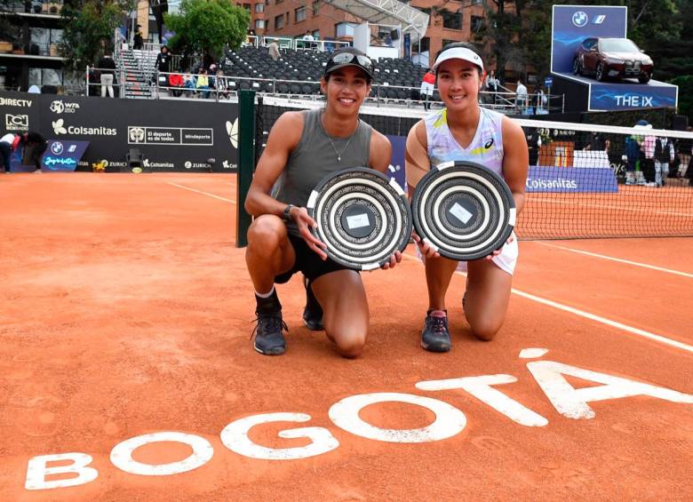 La australiana Astra Sharma y la indonesia Aldila Sutjiadi, celebran el título alcanzado en dobles en la Copa Colsanitas en Bogotá. FOTO CORTESÍA 