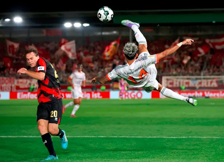 Una de las jugadas acrobáticas de Luis Díaz en el partido ante el Wehen. FOTO @FCBayern