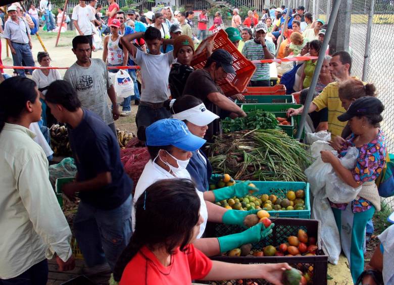 Los compradores, según expertos, se han desplazado desde grandes almacenes de cadena a las plazas de mercado. FOTO: ARCHIVO EL COLOMBIANO.