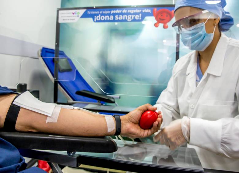 La clínica invitó a las personas para que se acerquen a donar ante la escasez de sangre. FOTO: Juan Antonio Sánchez