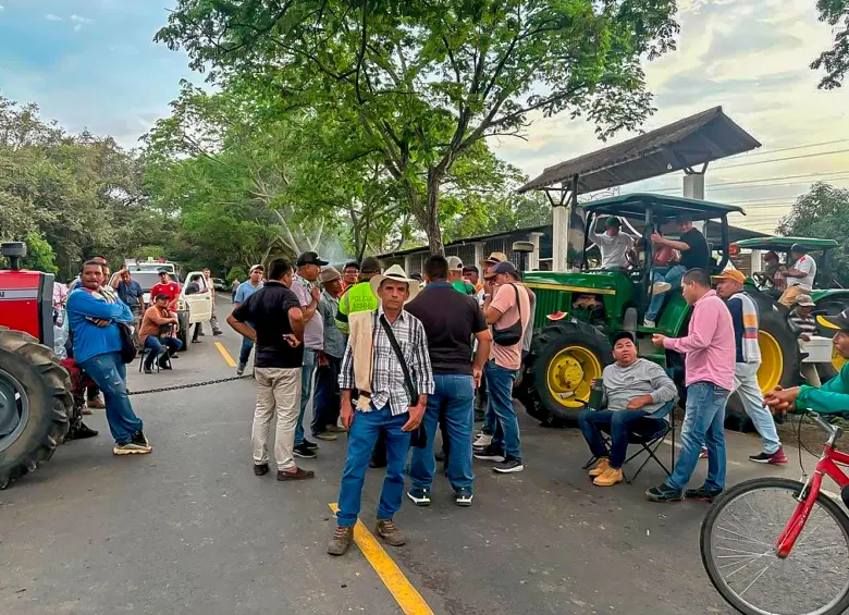 Coincidiendo con el inicio de las conversaciones con representantes del Gobierno Nacional, los arroceros habilitaron el paso vehicular en diversos sitios de bloqueo vial. FOTO Redes sociales