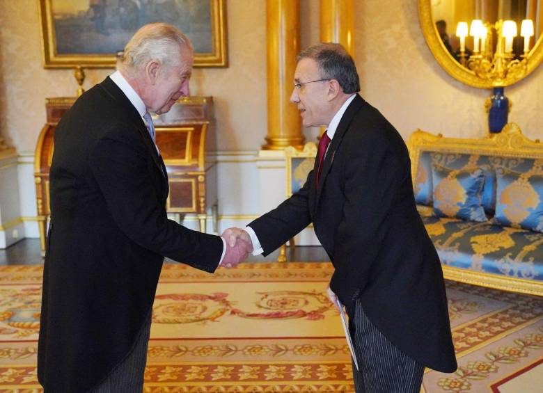 El rey Carlos III y Roy Barreras en el Palacio de Buckingham. FOTO: Cortesía Embajada de Colombia en Reino Unido