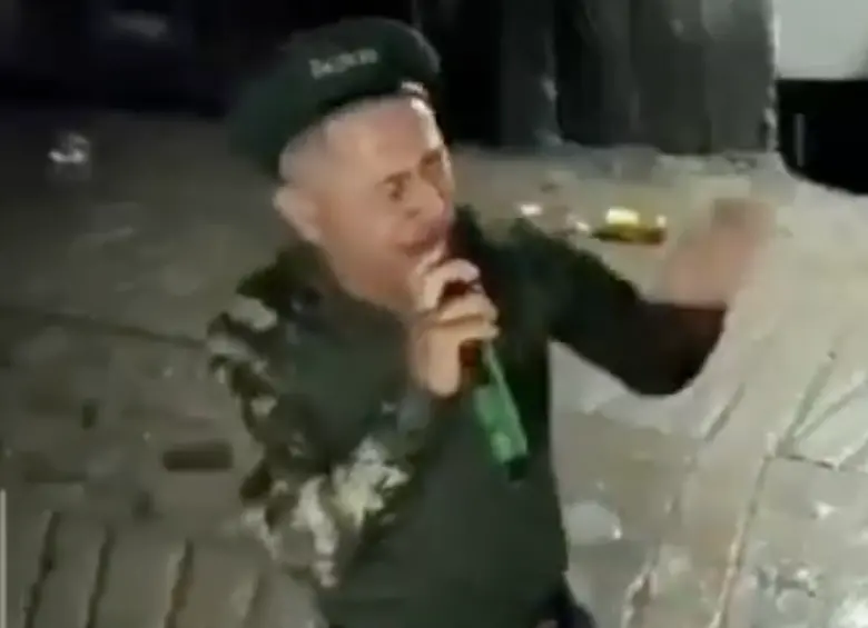 Este es uno de los supuestos disidentes parranderos que aparecen en los videos grabados en Briceño. FOTO Captura de pantalla
