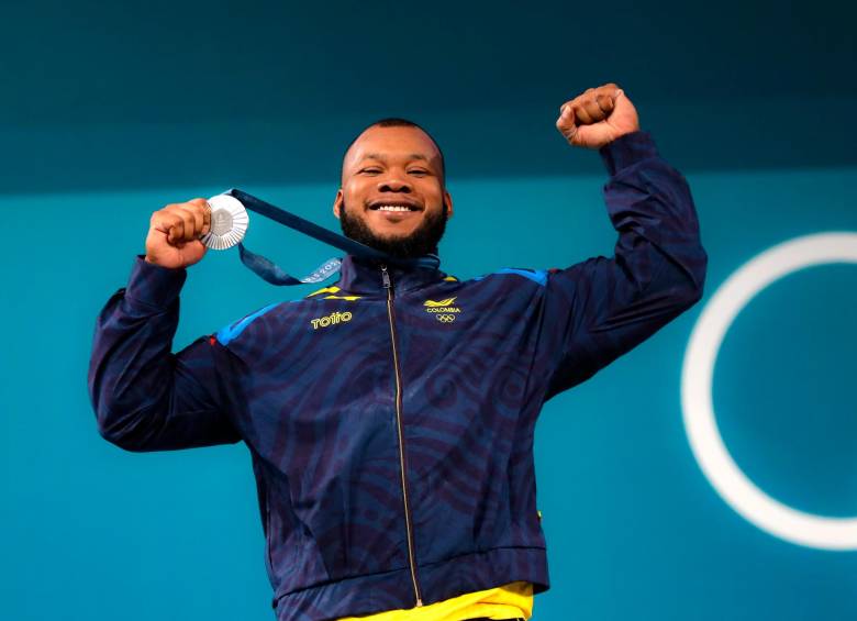 El colombiano Yeison López celebra con su medalla de plata, lograda en los 89 kilogramos en los Olímpicos de París. FOTO CORTESÍA COC