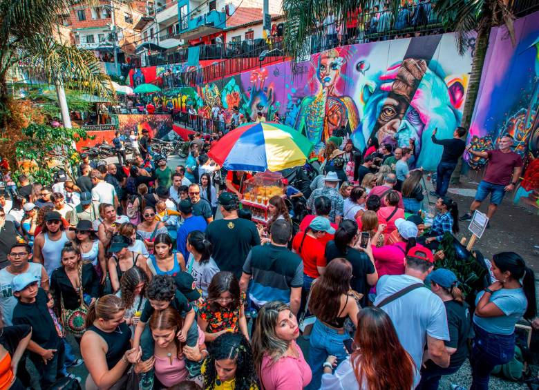 El puertorriqueño visitó el Graffitour y otros atractivos turísticos de la comuna 13 (San Javier) con acompañamiento de la agencia que, según su familia, no le habría respondido con el seguro por el accidente sufrido. FOTO: ESNEYDER GUTIÉRREZ