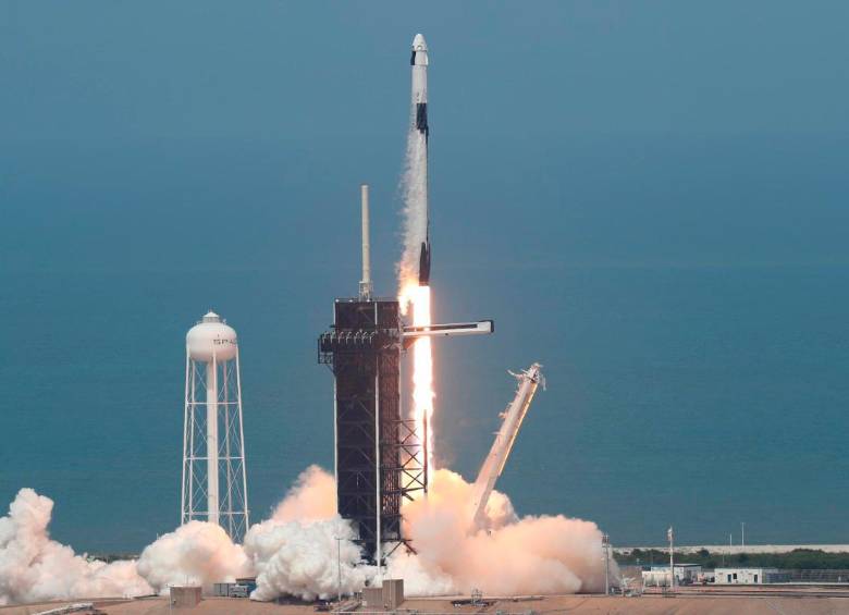 El Falcon 9, uno de los cohetes más versátiles y reutilizables de SpaceX, se ha consolidado como un pilar de la exploración espacial, marcando hitos como el soporte de misiones comerciales y científicas de alta complejidad. FOTO AFP